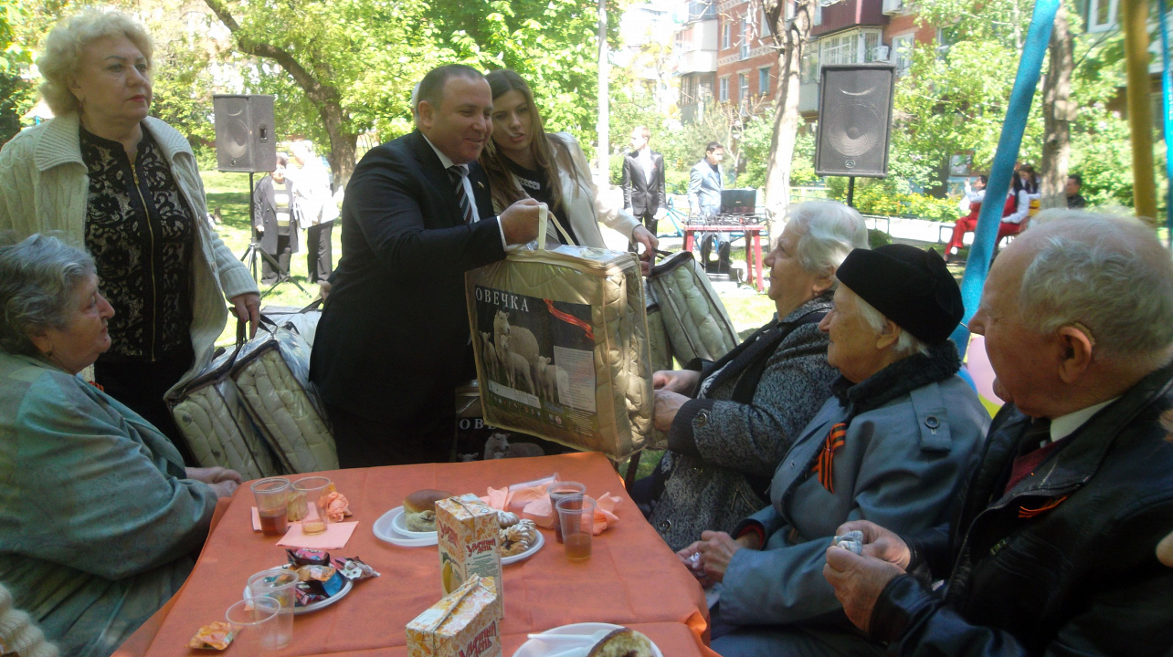 Во дворах жилых домой избирательного округа № 27 прошли праздничные мероприятия, посвященные Дню Победы