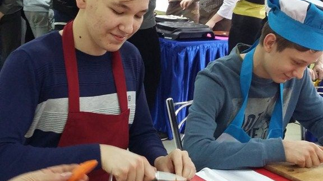 Школьники Западного округа посетили торгово-экономический колледж