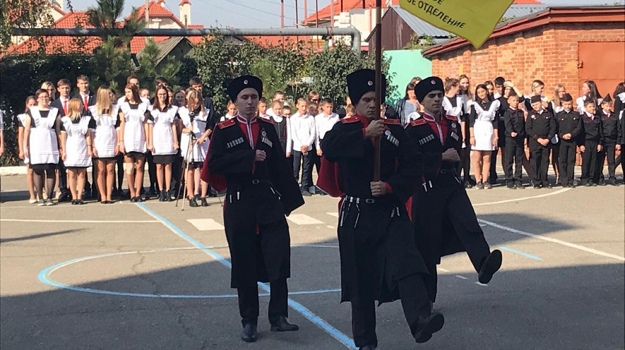 В школе № 60 состоялась торжественная церемония посвящения в атаманы школы