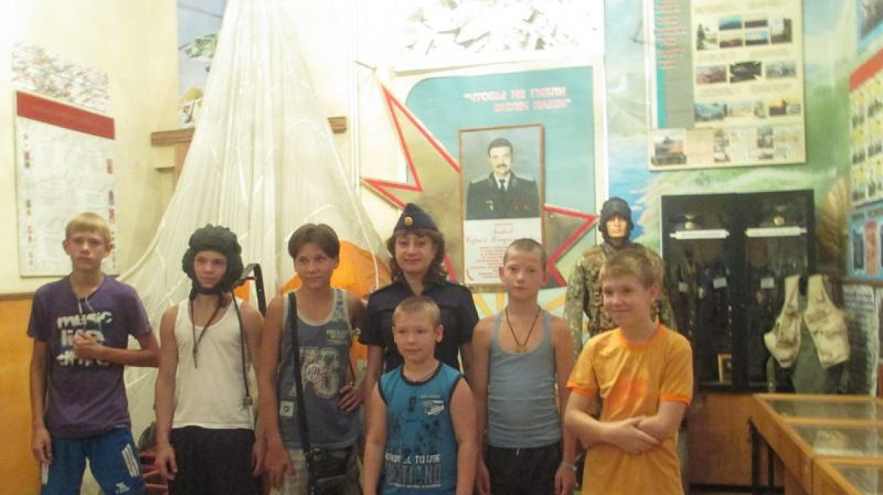 Подростки Центрального округа побывали на экскурсии в войсковой части