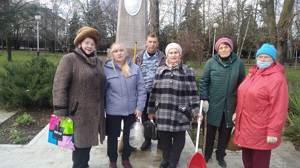 Актив жителей Карасунского внутригородского округа провёл субботник в преддверии памятной даты приуроченной ко Дню Неизвестного солдата