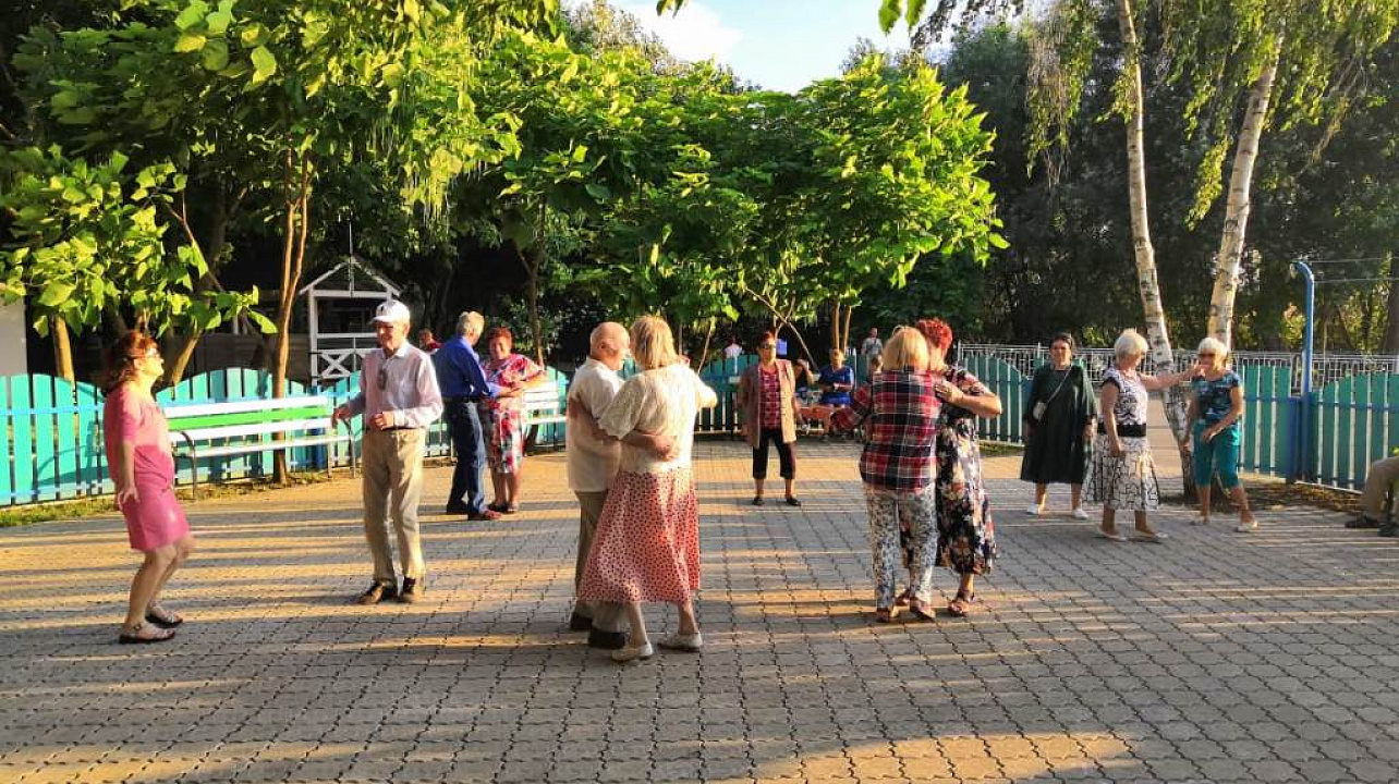 В парке Рождественском проходят танцевальные вечера