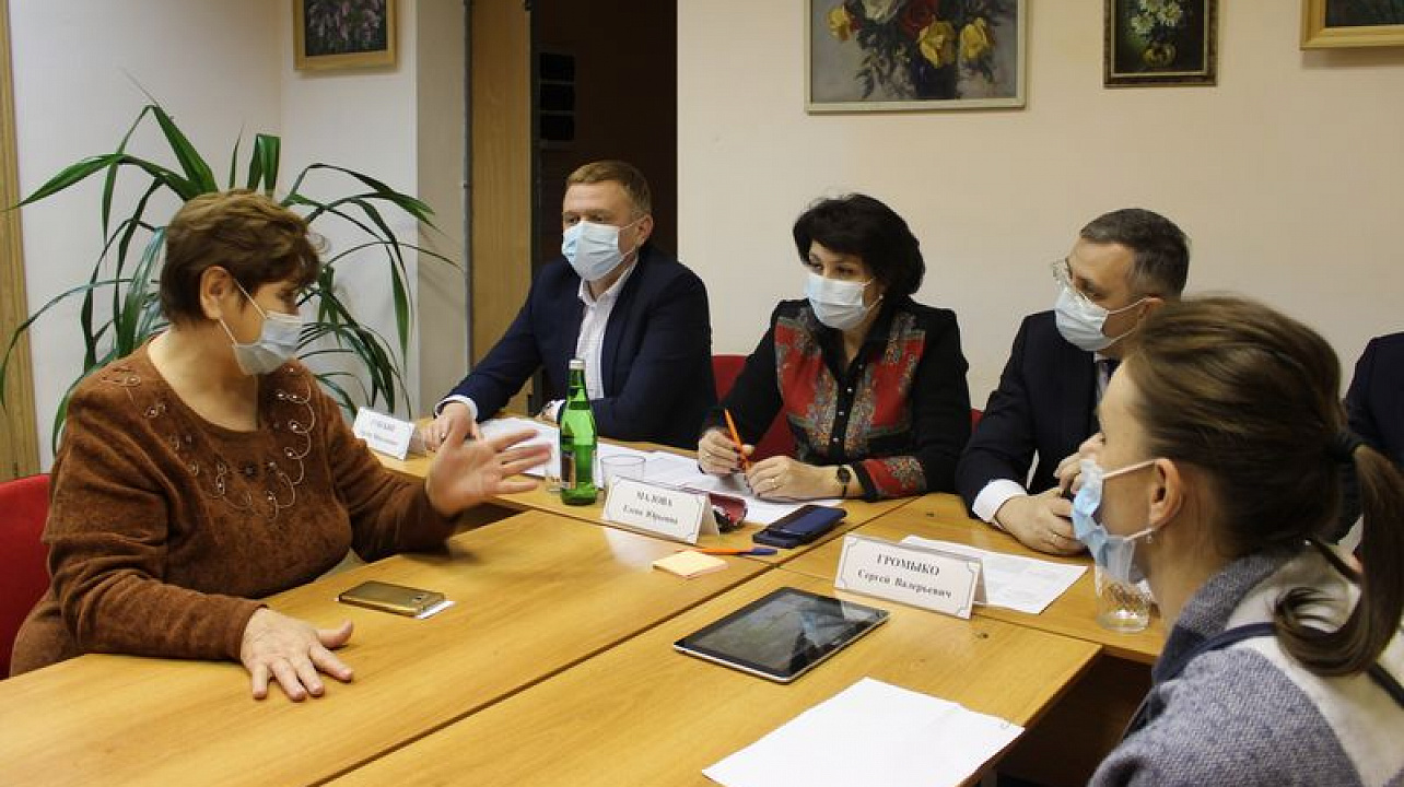 Глава администрации Центрального округа Елена Малова провела приём руководителей органов ТОС