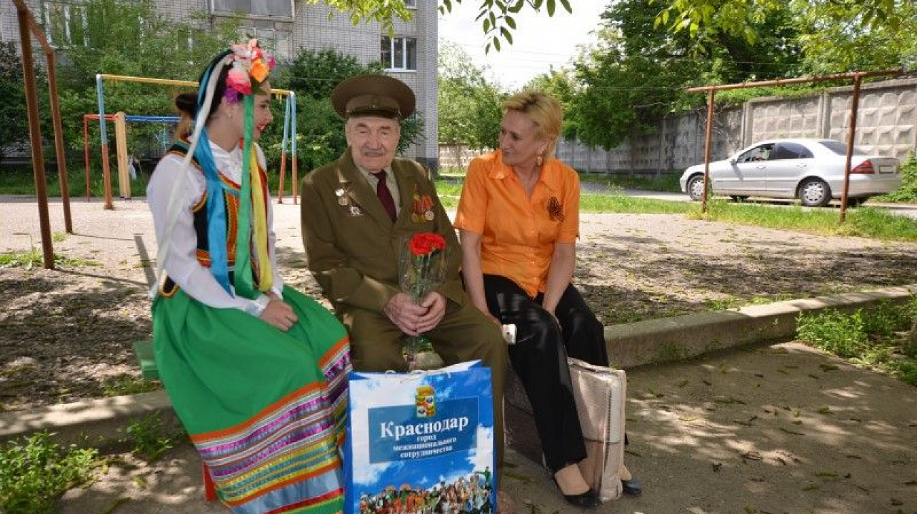 Молодёжь национально-культурных объединений – ветеранам Великой Отечественной войны (11).JPG