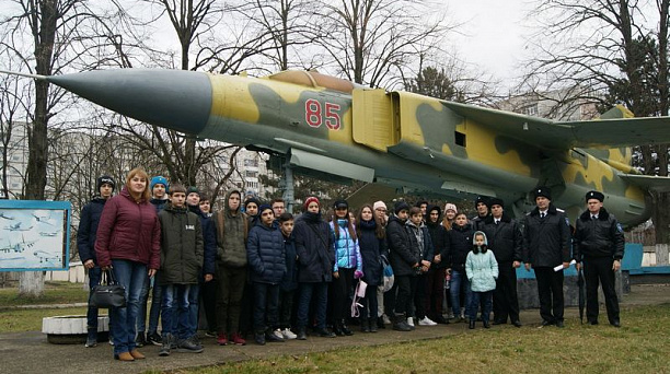 Школьники посетили Лётное училище