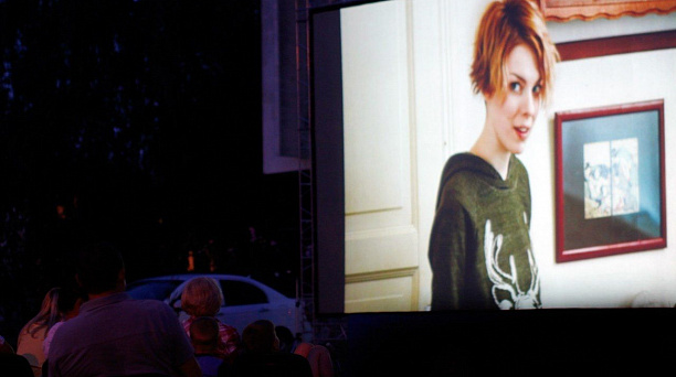 В поселке Лазурном состоялся кинопоказ в рамках проекта «Кино нашего двора»