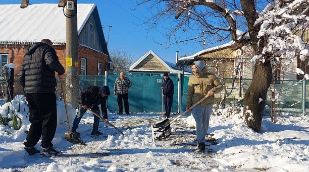 Евгений Наумов поблагодарил волонтёров Краснодара за помощь пожилым людям во время снегопада