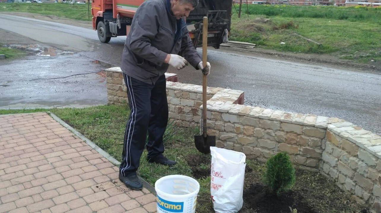 Чернобыльцы Прикубанского округа провели субботник на аллее Памяти чернобыльцев в Фестивальном микрорайоне