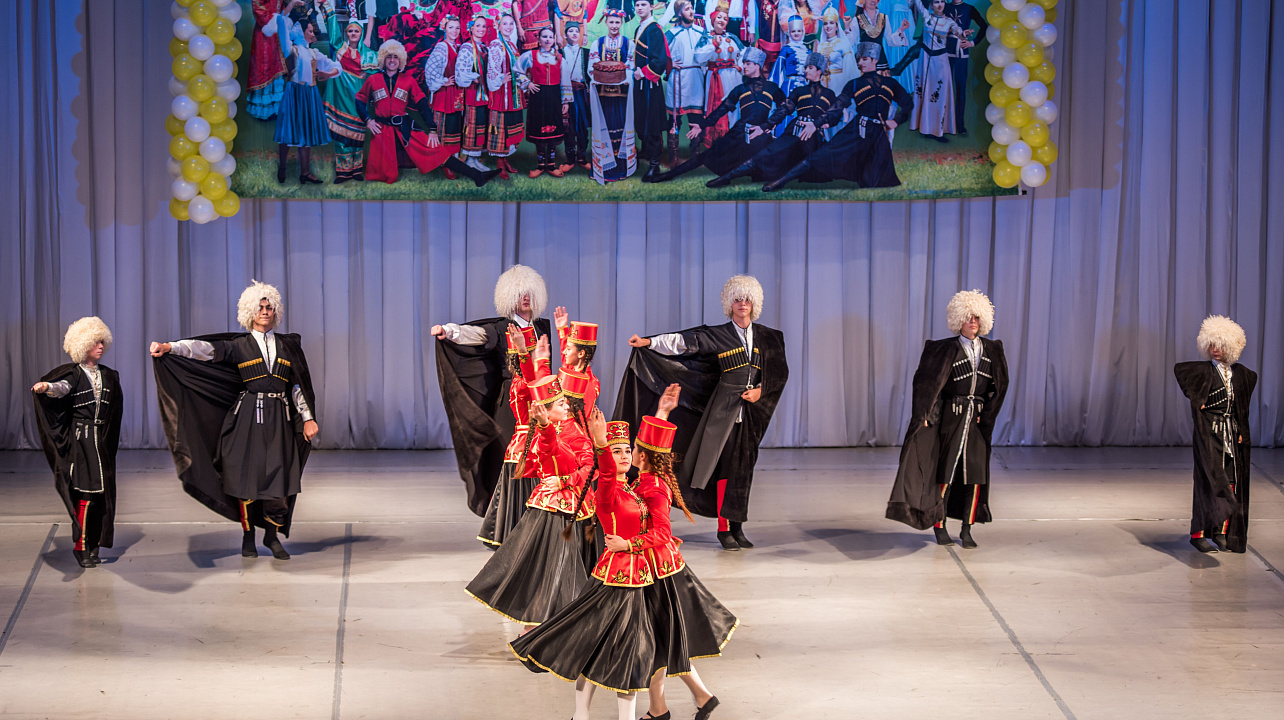 С аншлагом прошёл в Краснодаре традиционный фестиваль национальных культур (2).jpg