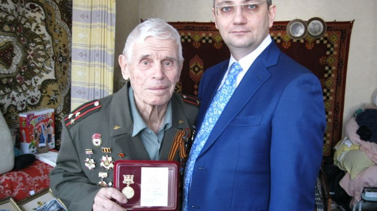 Участнику Великой Отечественной войны Александру Александровичу Лайданскому вручили нагрудный знак «75 лет битвы за Москву»