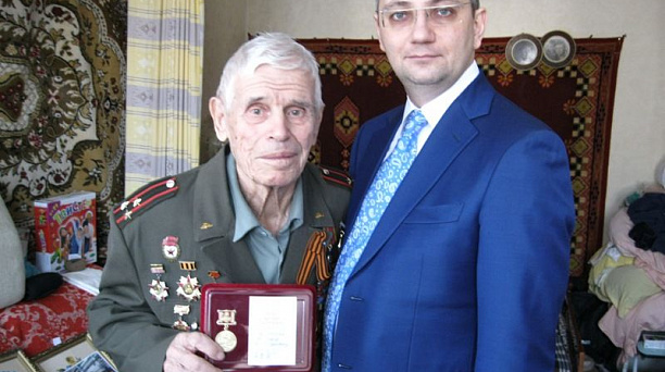 Участнику Великой Отечественной войны Александру Александровичу Лауданскому вручили нагрудный знак «75 лет битвы за Москву»