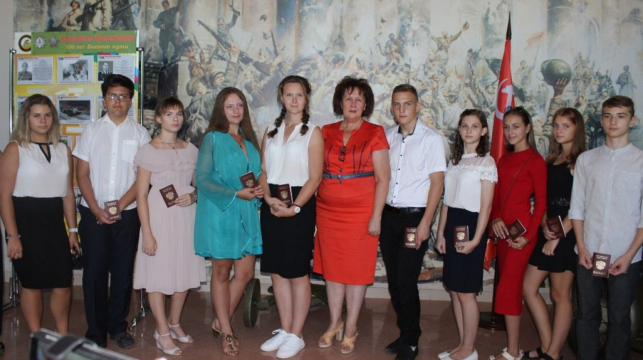 Школьники получили первые паспорта.jpg