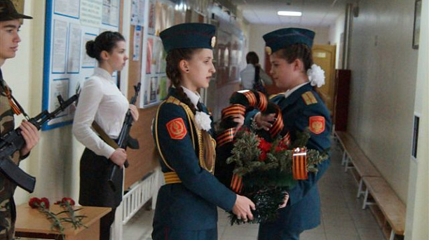 Учащиеся школы №65 Прикубанского округа возложили цветы к барельефу Героя Советского Союза Михаила Корницкого