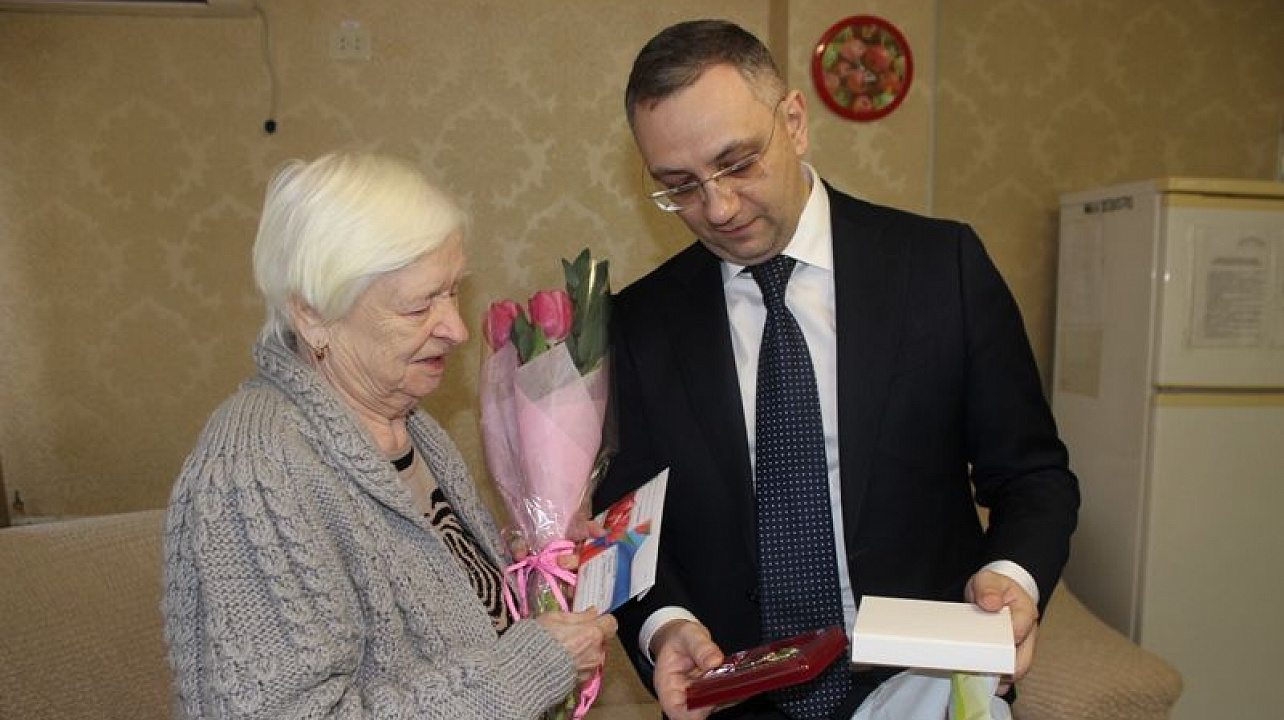 В Центральном округе освободителям и жителям блокадного Ленинграда вручают памятные знаки