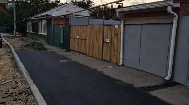 В Краснодаре благоустраивают участок улицы Адыгейская Набережная после модернизации теплосети