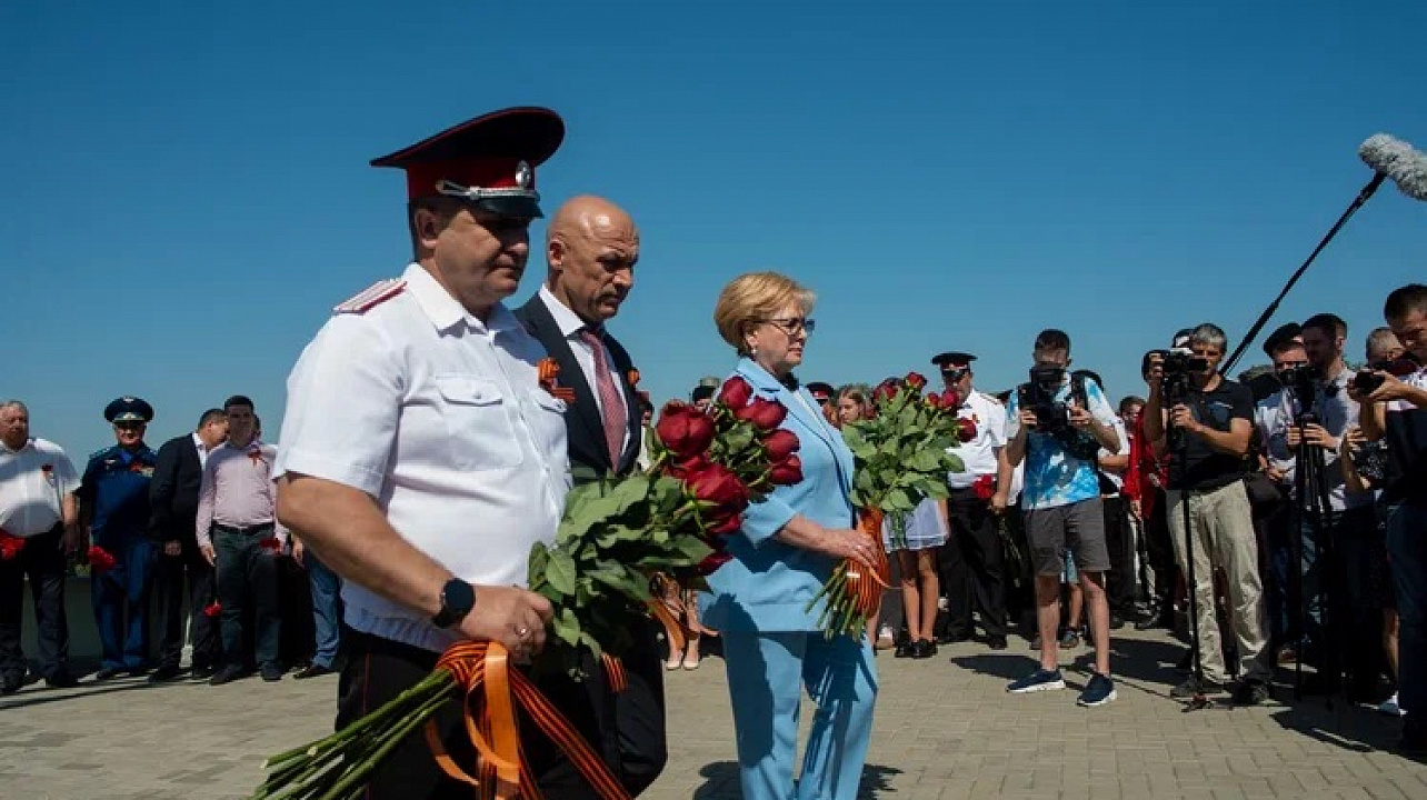 На мемориальном комплексе, посвящённом героической обороне Пашковской переправы в годы Великой Отечественной войны, состоялся торжественный митинг