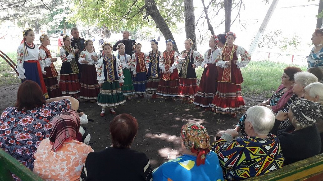 Образцовый ансамбль народной песни «Казачок» побывал с концертов в поселке Индустриальном