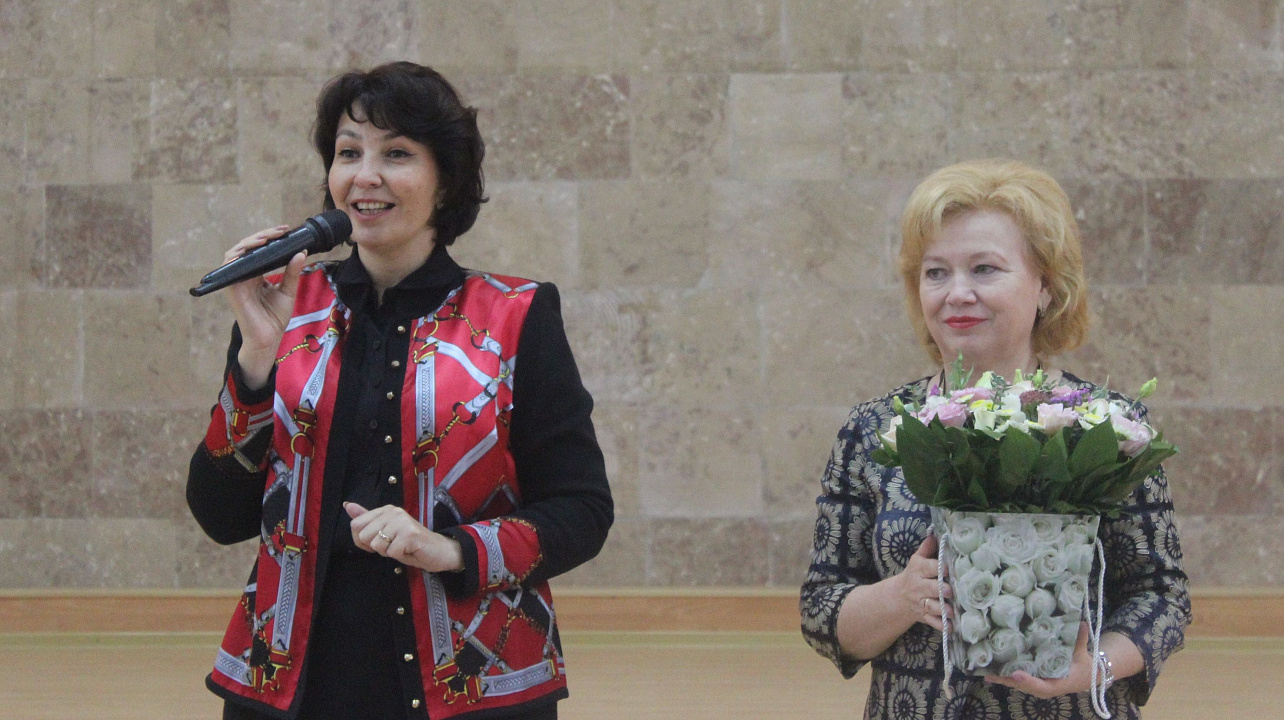 В администрации Центрального округа поздравили учителей и воспитателей с профессиональными праздниками