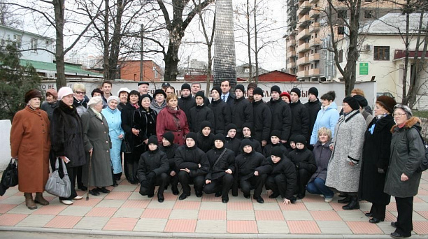 Жители Фестивального микрорайона провели митинг памяти у памятника «Неизвестному летчику»