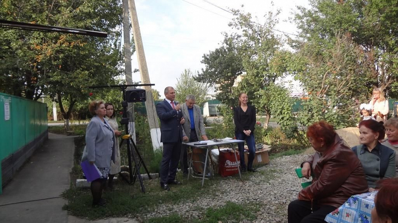 Депутат гордумы Сергей Вальтер поздравил жителей микрорайона улицы Российской с днем города