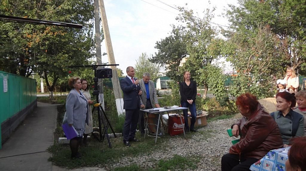 Депутат гордумы Сергей Вальтер поздравил жителей микрорайона улицы Российской с днем города