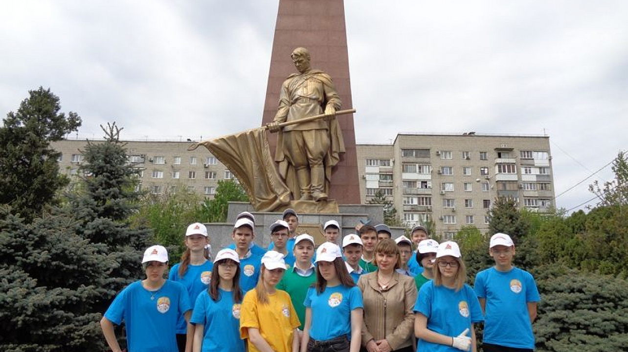 Школьники Западного округа почтили память советских бойцов