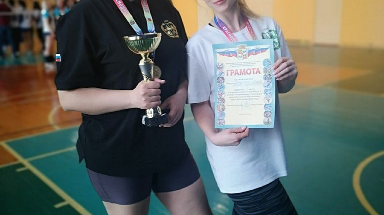 Команда Западного округа одержала победу в женском волейбольном турнире