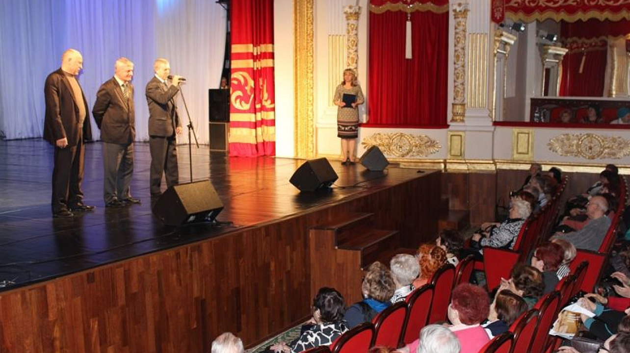 Глава Центрального округа  Вячеслав Литвинов поздравил женщин с 8 марта