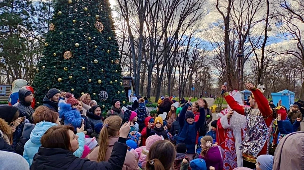 Выступления творческих коллективов, конкурсы и призы: в парках Краснодара пройдёт торжественное открытие новогодних ёлок