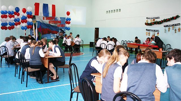 Школьники Западного округа соревновались в знании истории и основ воинской службы