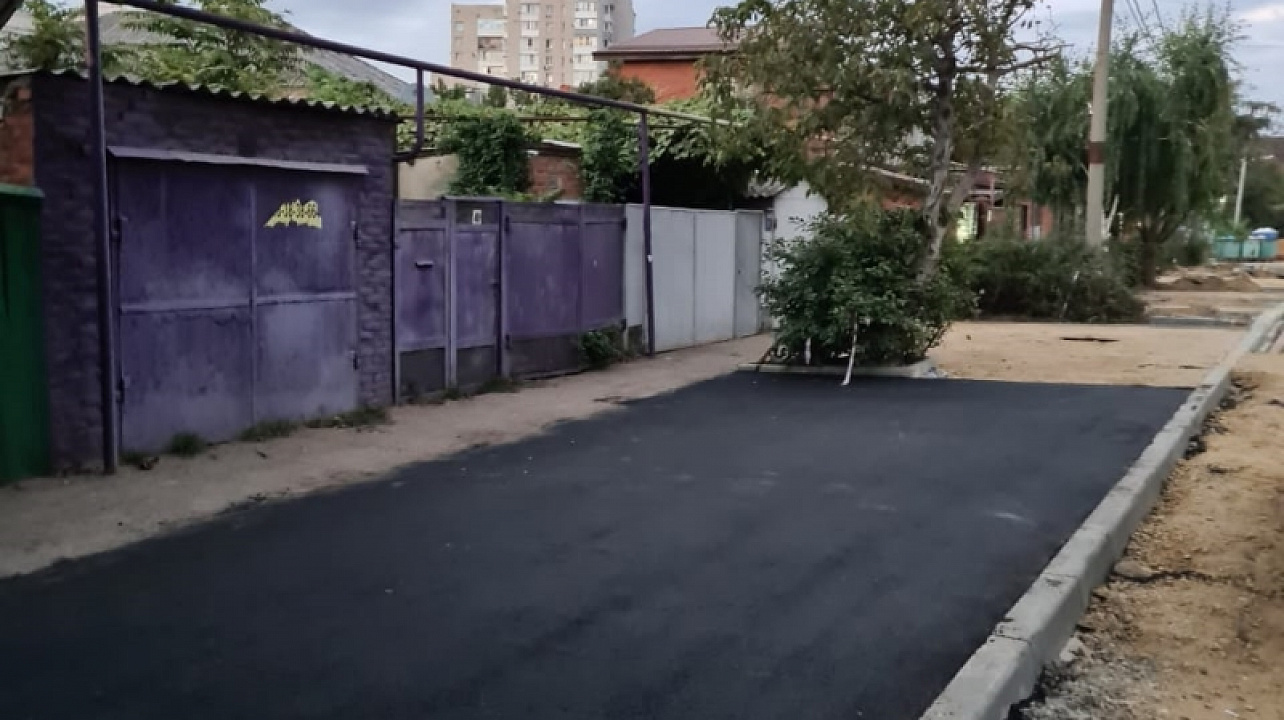 В Краснодаре благоустраивают участок улицы Адыгейская Набережная после модернизации теплосети