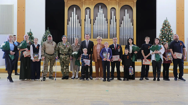 Евгений Наумов и Вера Галушко наградили участников проекта «Национальные гостиные «Традиции народов из века в век»