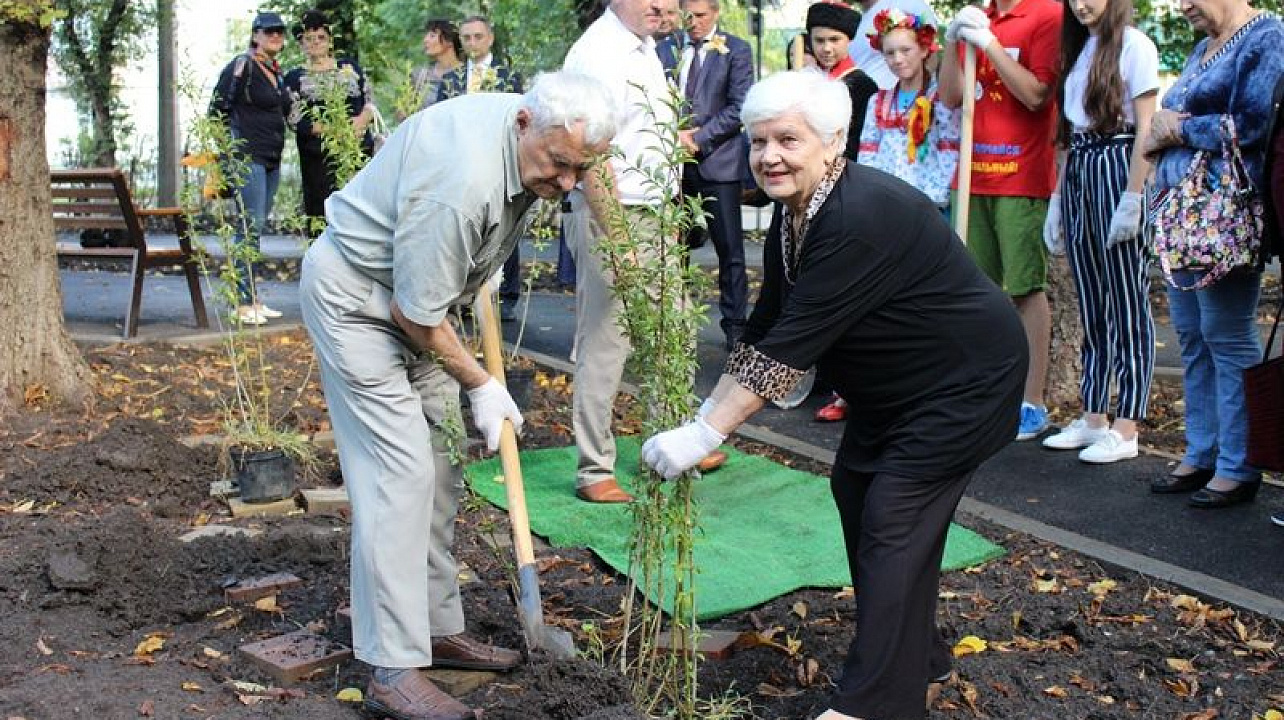В Центральном округе торжественно открыли новый сквер «Сад Тротнера»