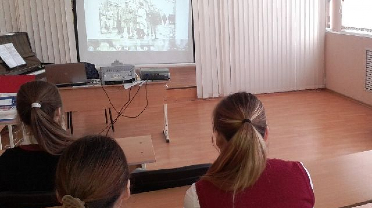 В МБОУ СОШ № 79 состоялся классный час, посвященный узникам концлагерей.jpg