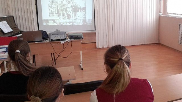 В МБОУ СОШ № 79 состоялся классный час, посвященный узникам концлагерей