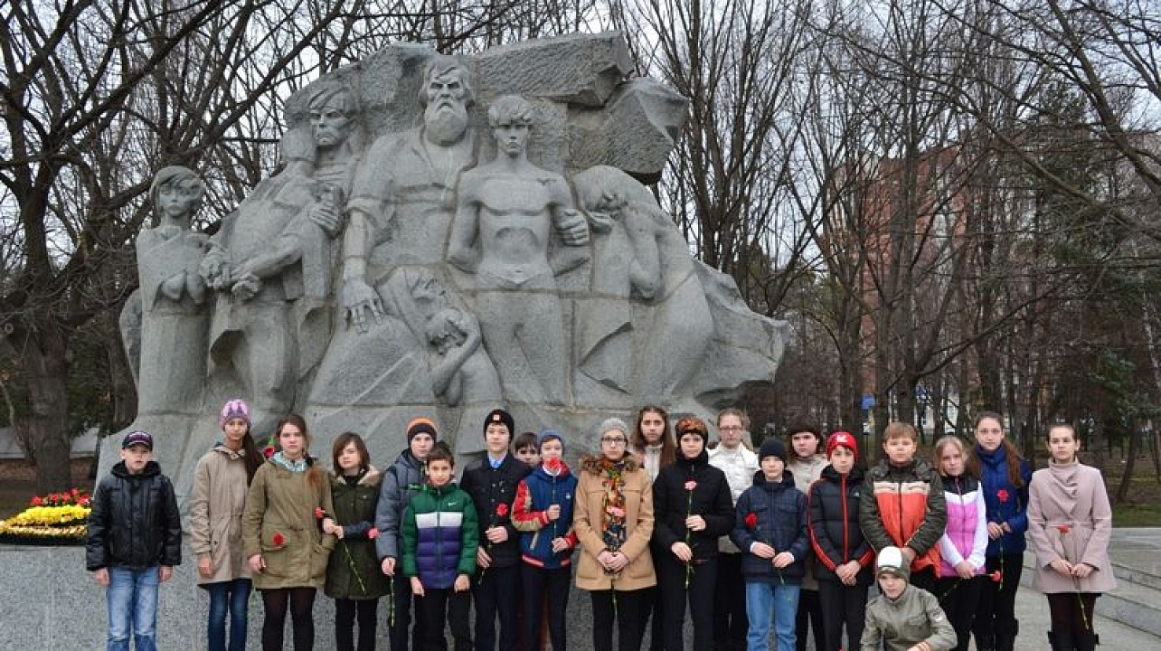 Учащиеся 6 «Г» класса лицея №4  побывали в Чистяковской роще, где они почтили память жертв фашистского террора в Краснодаре.