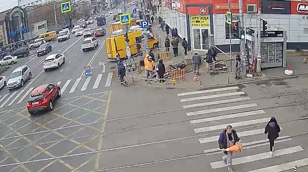 На пересечении улиц Северной и Садовой, где ночью произошел хлопок в колодце, восстановят тротуар