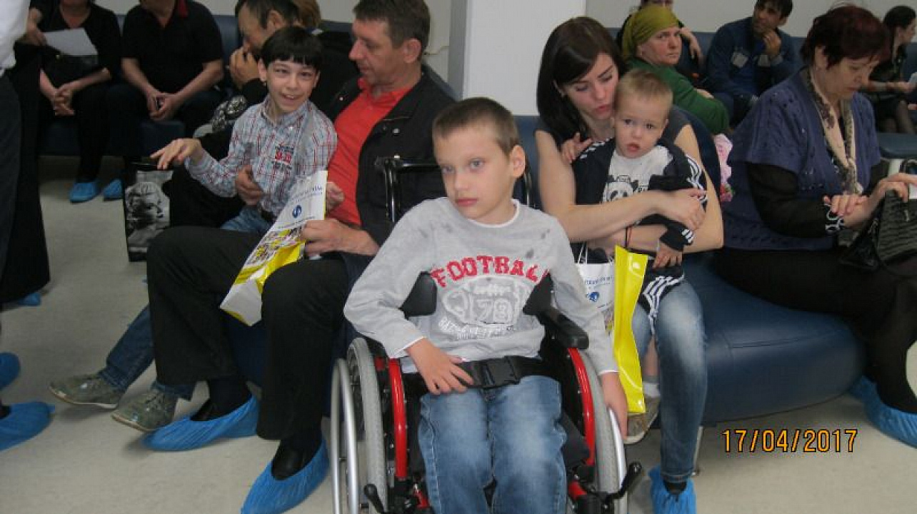 Подопечные «Ангелов Кубани» прошли медицинские осмотры в Микрохирургии глаза.jpg