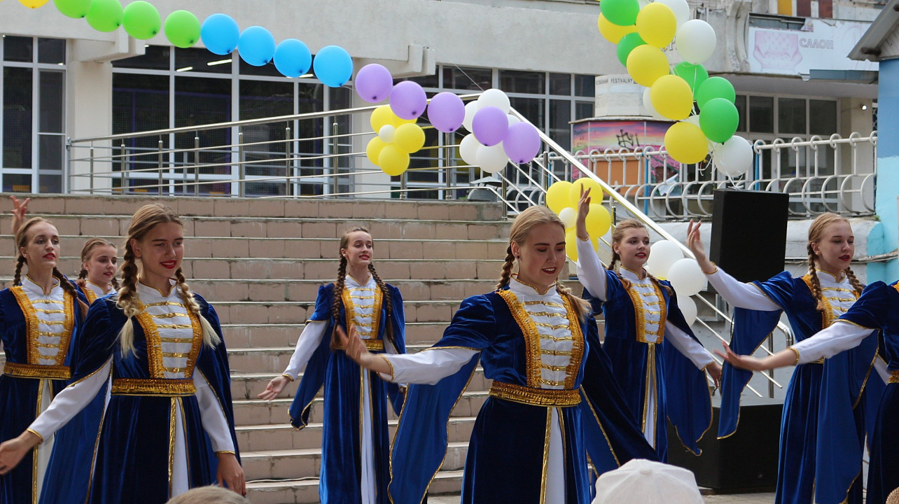 «Всё начинается с любви»