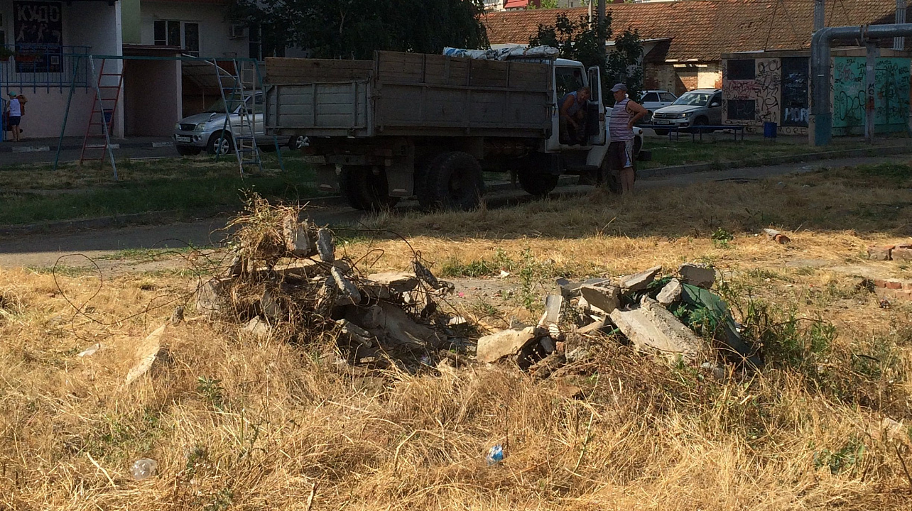 В Западном округе прошел субботник
