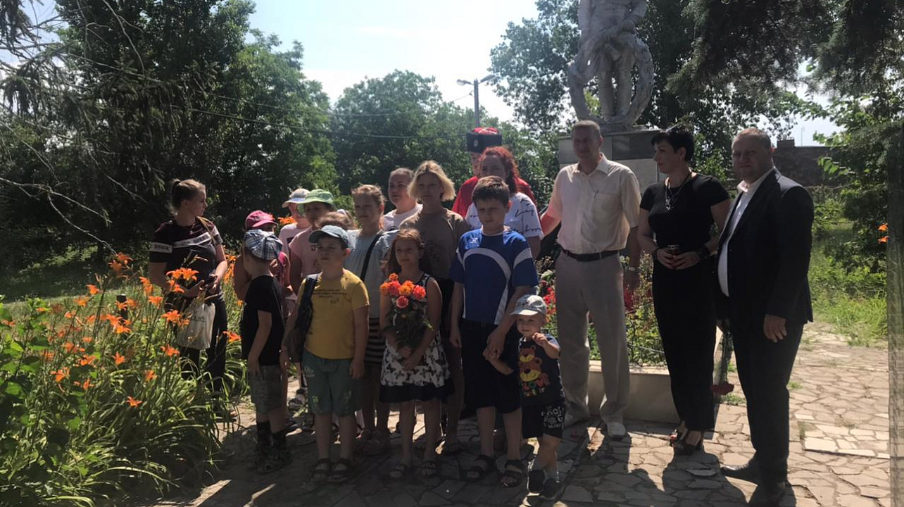 Сегодня на всей территории Прикубанского округа прошли памятно-мемориальные мероприятия, приуроченные ко Дню памяти и скорби. 