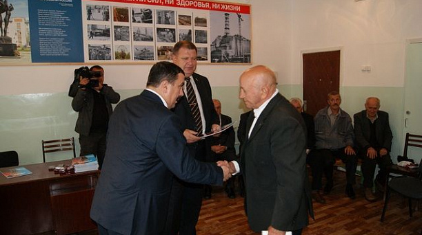 Вручение памятных медалей продолжается