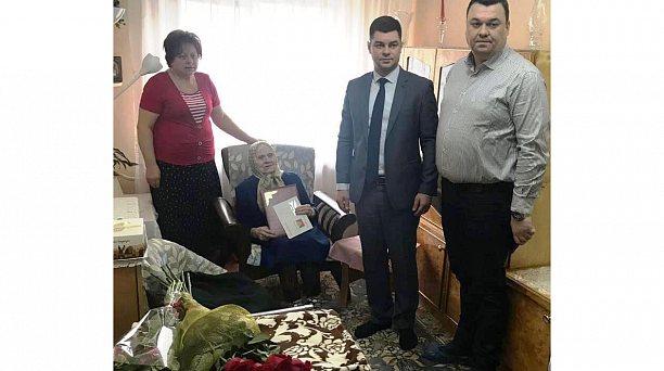 Глава администрации Прикубанского округа Александр Журавлев поздравил со 100-летием жительницу Фестивального микрорайона