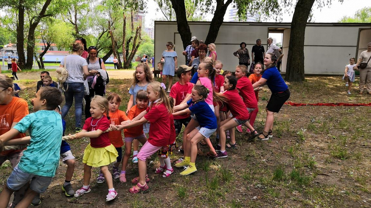 В Парке 30-летия Победы прошёл конкурс рисунков на асфальте «Профсоюз — это круто!»