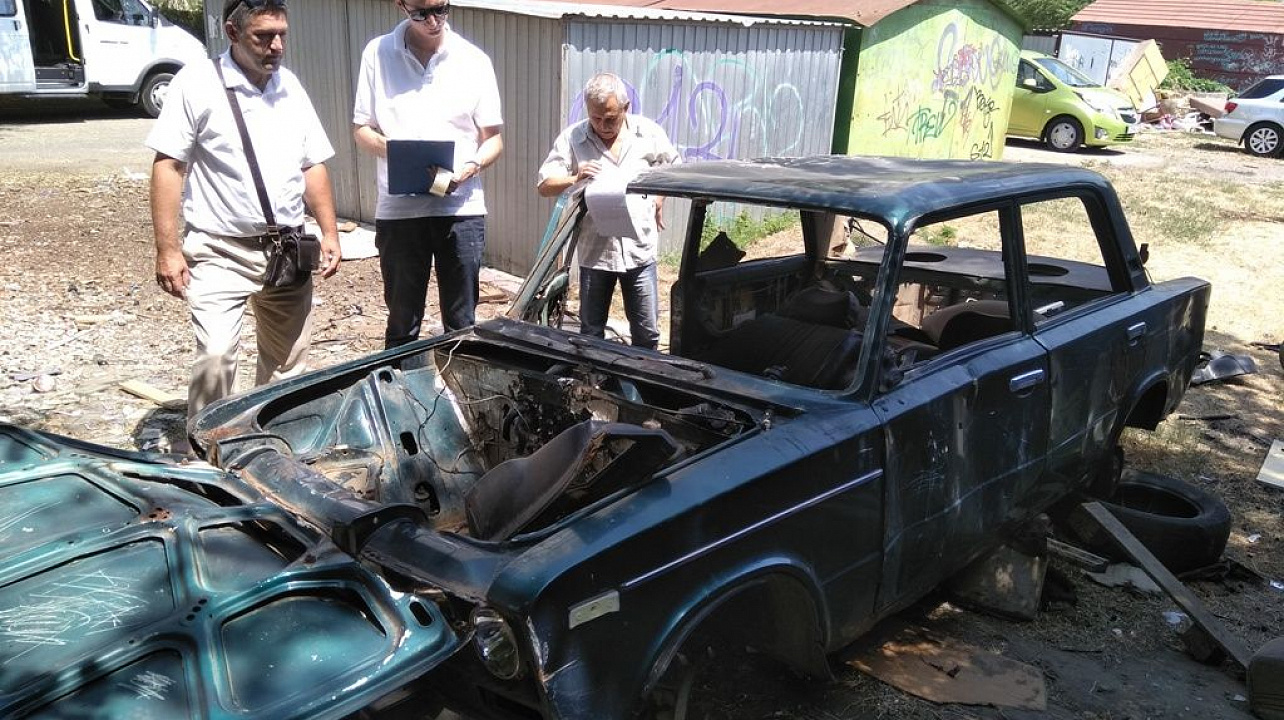 В Западном округе прошел мониторинг улиц с целью выявления и уборки транспортных средств, брошенных собственниками