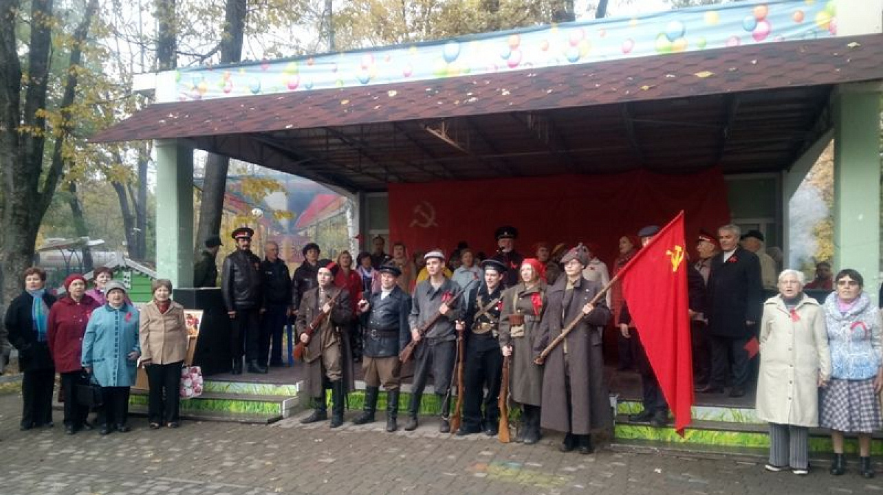 В Центральном округе отметили 100-летие Октябрьской революции