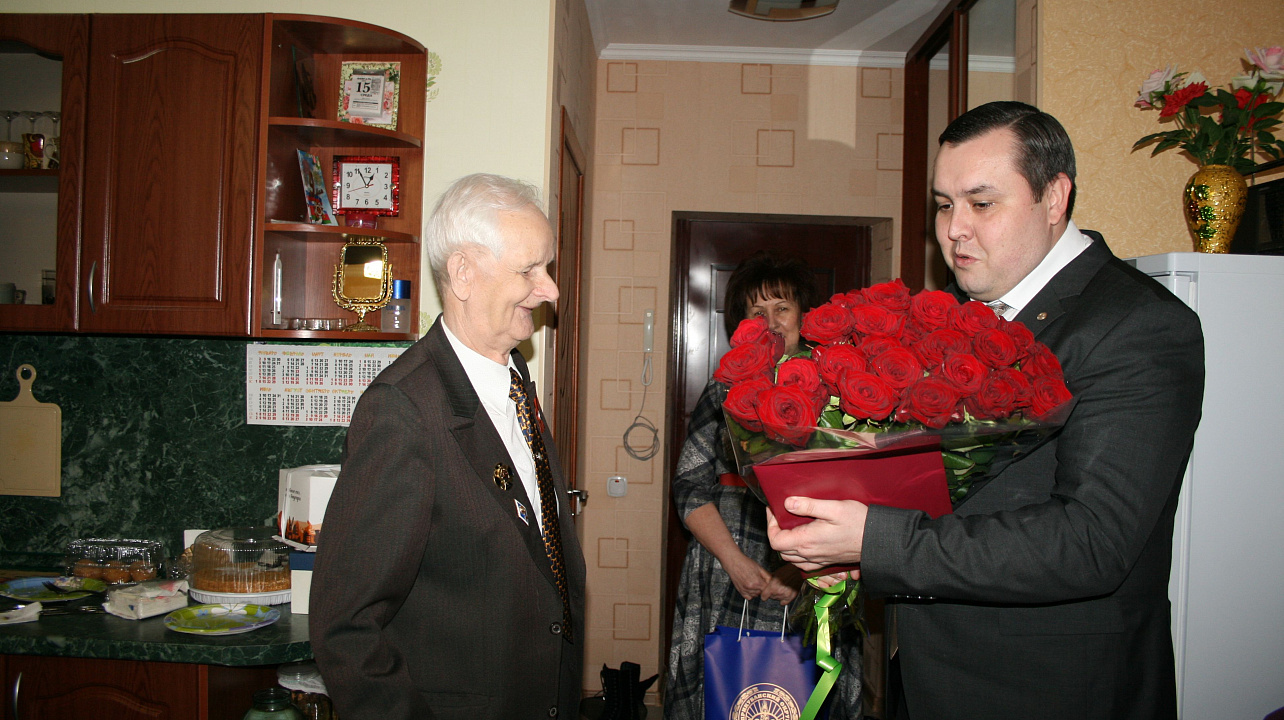 IГлава администрации Прикубанского округа Андрей Дорошев поздравил с 90-летием ветерана пограничных войск и МВД РФ