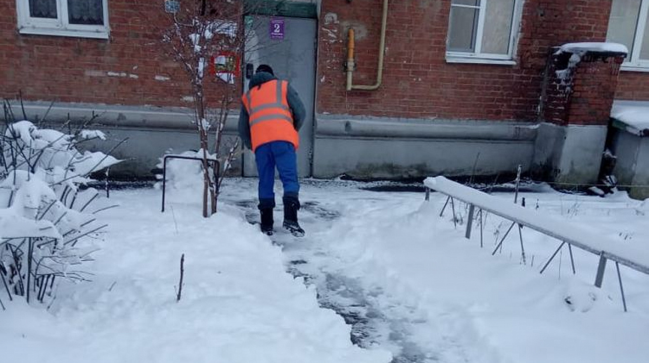 Улицы и дворы Центрального округа активно очищают от снега