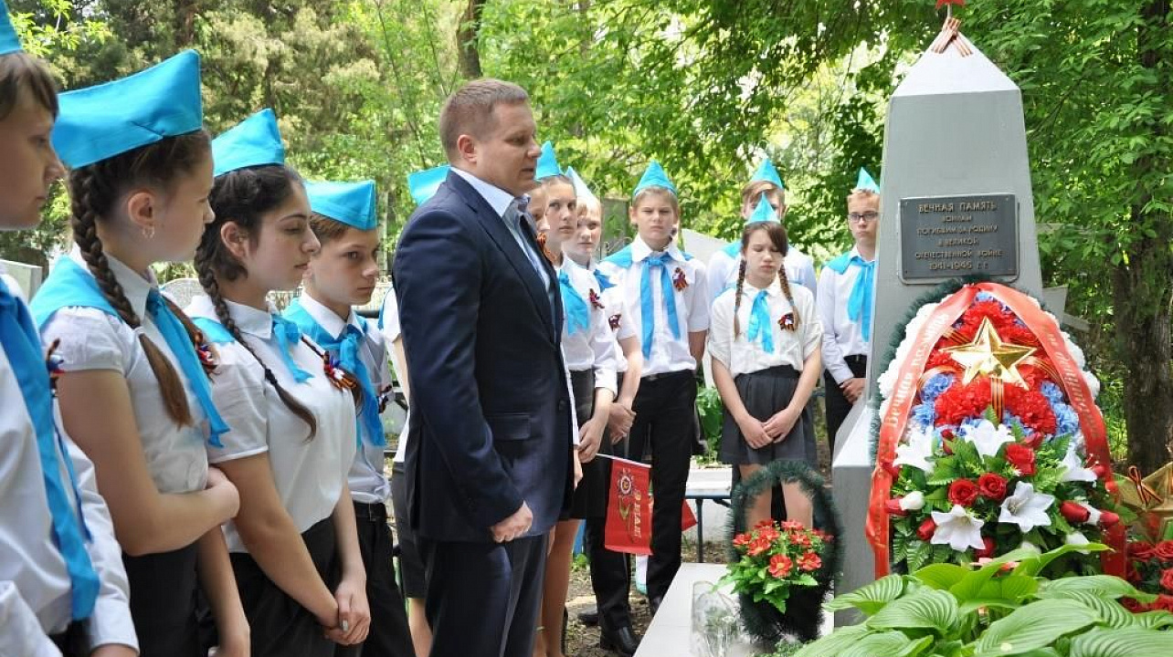 возложение к могиле летчиков
