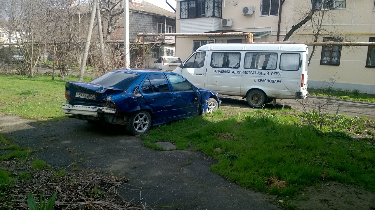 В Западном округе продолжается мониторинг улиц с целью выявления и уборки транспортных средств, брошенных собственниками